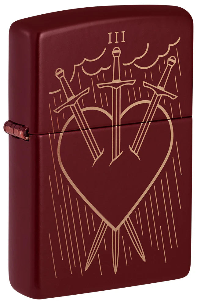 Zippo-Feuerzeug in tiefem Merlot-Rot mit lasergraviertem Tarot-Design der 'Drei der Schwerter' – ein durchbohrtes Herz, umgeben von stilisiertem Regen und Wolken