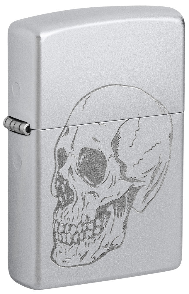 Zippo-Feuerzeug mit Totenkopf-Design, aus Satin Chrome mit präziser Lustre-Gravur – minimalistischer Schädel mit fein detaillierten Knochenstrukturen.
