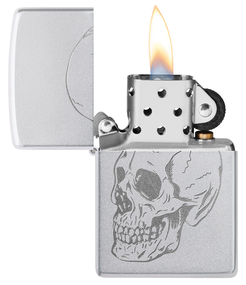Geöffnetes Zippo-Feuerzeug mit Totenkopf-Motiv, Satin Chrome Oberfläche und charakteristischer Lustre-Gravur – zeitloses Design für Individualisten.