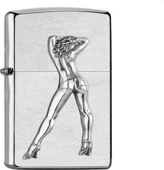 Ein wunderbares Emblem eines Gogo Girls auf einem Chrome Brushed Zippo Feuerzeug.