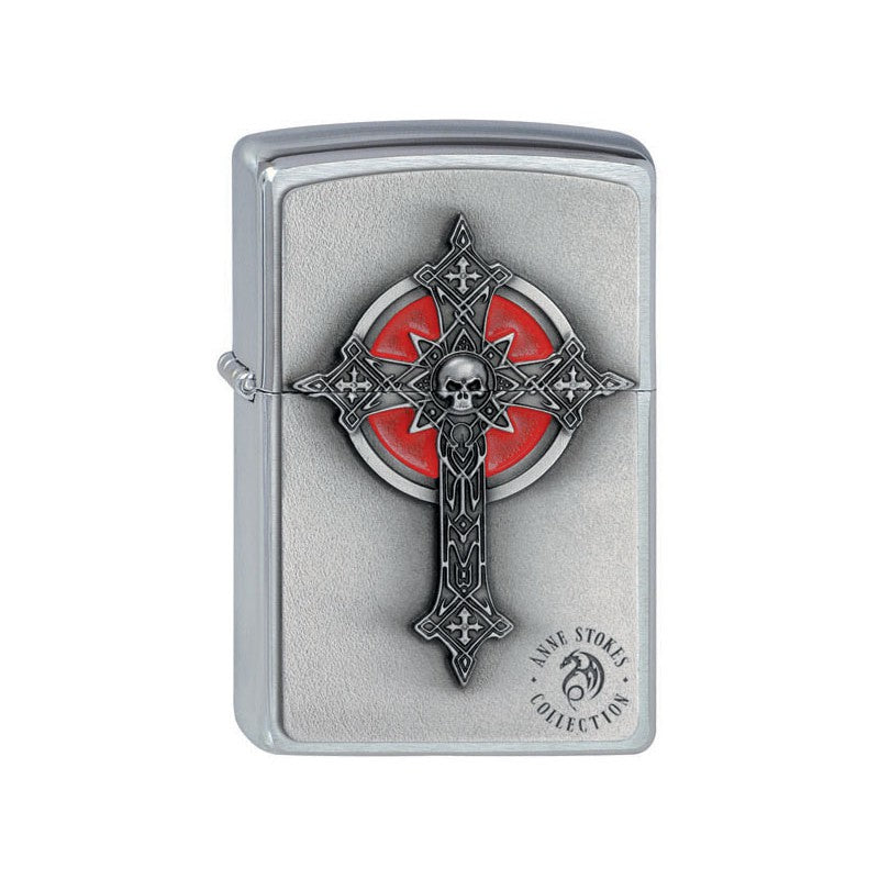 Ein wunderbar detailliertes gothisches Kreuz auf einem roten Inlay mit einem Totenkopf. Ein Meisterwerk von Anne Stokes.
