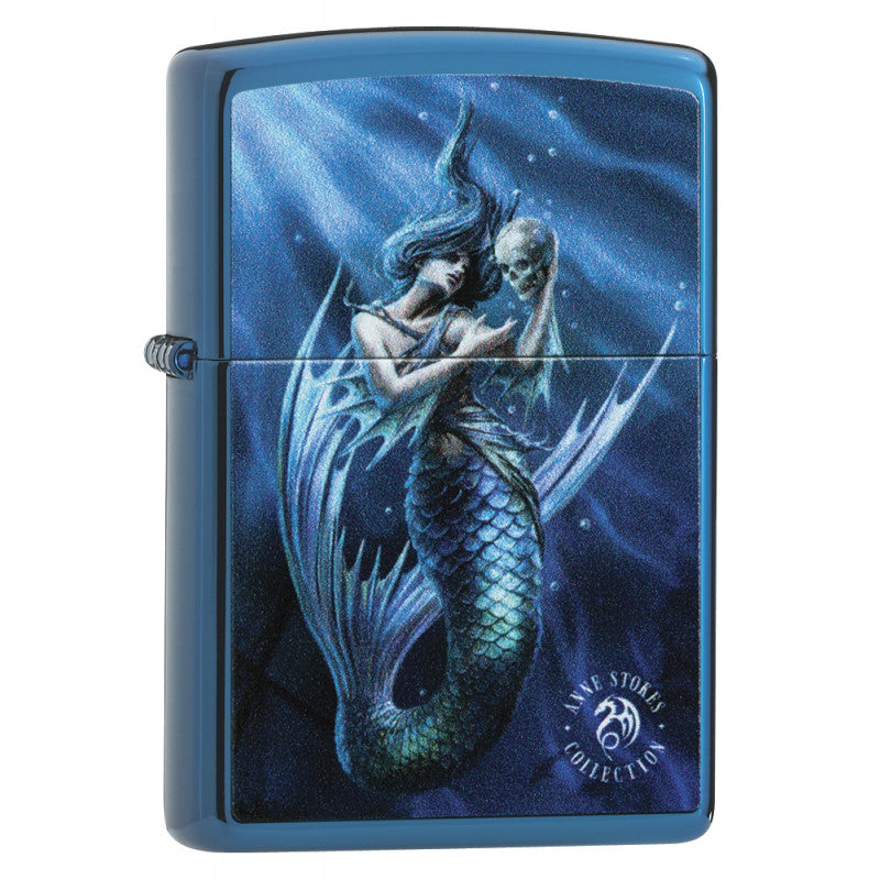 Auf diesem speziellen High Polish Blue Zippo Benzinfeuerzeug zeigt Anne Stokes ihr Gefühl für die Unterwasserwelt. Eine Nixe hält sehnsüchtig einen Totenkopf in ihren Händen. Wer mag das wohl gewesen sein?