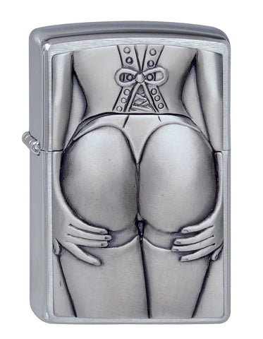 Dieses Zippo zeigt auf einem schönen Emblem die wunderbare Rückenansicht einer Dame.