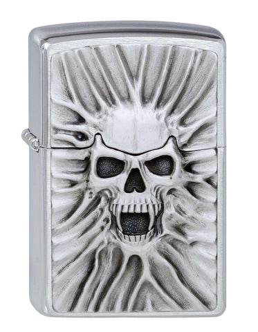 Ein furchterregendes Chrome Brushed Zippo Benzinfeuerzeug. Dieser Totenkopf quält sich durch den Sand und verbreitet den Schrecken der Wüste.