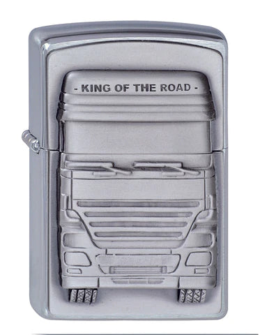 Das sind sie wohl, die Könige der Strassen. Ein toller LKW auf einem Chrome Brushed Zippo Benzinfeuerzeug. Bist Du bereit für die nächste Tour?