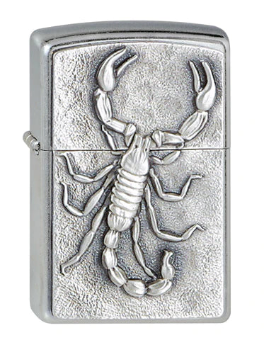 Ein toller Scorpion auf diesem Street Chrome Zippo Benzinfeuerzeug. Dieser Scorpion liegt im Sand und wartet natürlich auf sein nächstes Opfer. 