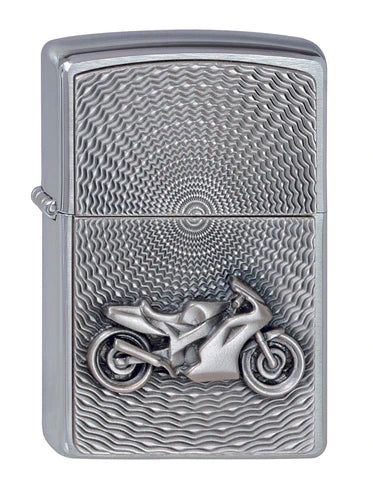 Ein Motorrad auf einem attraktiven Hintergrund. Dieses Chrome Brushed Emblem Zippo Benzinfeuerzeug ist zwar schlicht und doch schön produziert. 