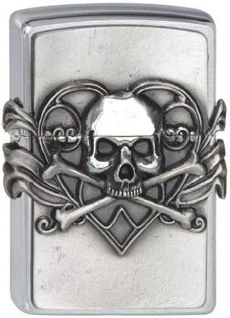 Ein tolles Totenkopf Motiv mit Herz als Emblem über die Front hinaus ausgebildet.