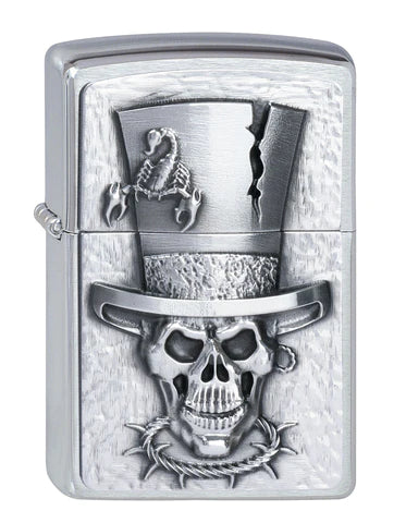 Ein Totenkopf mit einem Zylinder, Stacheldraht um den Hals und einen Skorpion in Angriffstellung. Ein furchterregendes Chrome Brushed Zippo Benzinfeuerzeug.
