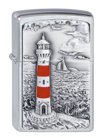 Eine wunderbare Landschaft, ein Blick auf's Meer, im Mittelpunkt dieser Szene steht der Leuchtturm. Abwechseln in weisser und roter Farbe. Ein echtes Highlight auf einem Chrome Brushed Zippo Benzinfeuerzeug.