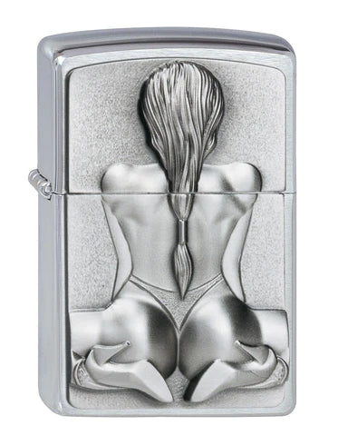 Dieses doch etwas spezielle Zippo Benzinfeuerzeug zeigt auf dem Emblem die Rückseite einer Dame in Highheels. Eine wunderbare und detailliert spürbare Produktion.