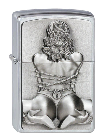 Zippo Bondage Girl eine schöne Rücken-Ansicht einer Lady welche sich gefesselt und in Highheels dem Publikum zeigt. Dieses Chrome Brushed Emblem Zippo Benzinfeuerzeug sieht nicht nur attraktiv aus, es fühlt sich auch gut an.