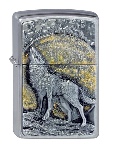 Ein sehr schönes Zippo Trick Emblem Benzinfeuerzeug. Der Wolf im Vordergrund heult den gelb-goldenen Mond an. Super gestaltet.