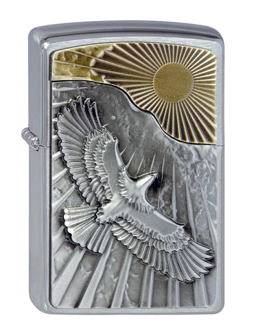 Auf diesem schönen Zippo Adler Feuerzeug fliegt der Herrscher der Lüfte der Sonne entgegen. Ein wunderbares Chrome Brushed Zippo Benzinfeuerzeug mit einem zwei farbigen Emblem.