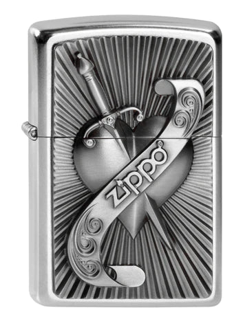 Ein wunderbares Emblem Zippo Benzinfeuerzeug mit dem Schwert im Herzen und dem Zippo Brand als verziertem Bann im Vordergrund.
