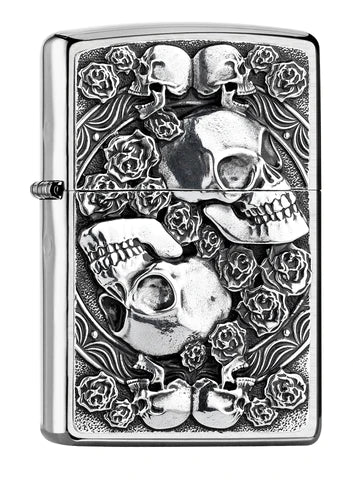 Totenköpfe auf Rosen gebettet, ein spezielles Chrome Brushed Emblem Zippo Benzinfeuerzeug. Eine sehr detailliere Darstellung. Schön gemacht.