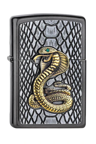 Ein schönes Grey Dusk Zippo Benzinfeuerzeug. Das Emblem zeigt eine Kobra kurz vor dem Angriff. Aufrecht und anmutig auf einem schönen reptilienartigen Hintergrund. Ein Auge leuchtet als Kristall.