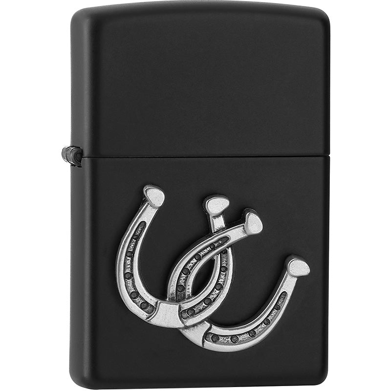 Diees tolle Black Matte Zippo Benzinfeuerzeug musst Du immer dabei haben. Das Glück wird Dir immer wieder in die Hufeisen fallen. Black Matte