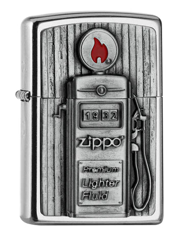 Im Zentrum dieses wunderbaren Zippo Street Chrome Benzinfeuerzeuges steht eine Tanksäule, mit dem Bezug zum Zippo Benzin. Das rote Logo, die Gründungszahl und der Schriftzug, alles vorhanden. Ein tolles Emblem.