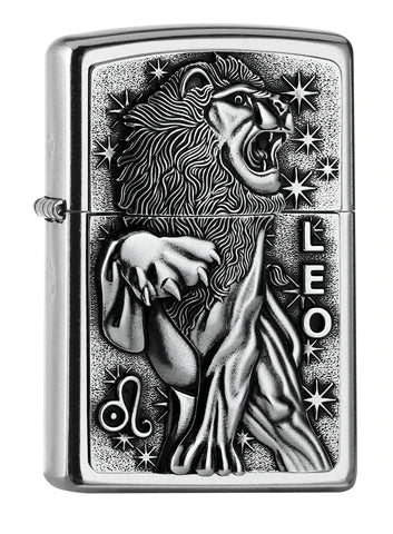 Ein schönes Zippo Sternzeichen Löwe in Form eines Emblems auf einem Street Chrome Zippo Benzinfeuerzeug.