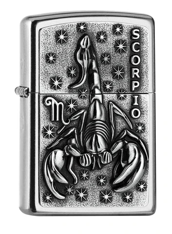 Ein schönes Skorpion Zippo Benzinfeuerzeug in Form eines Emblems auf einem Street Chrome Zippo Benzinfeuerzeuges.