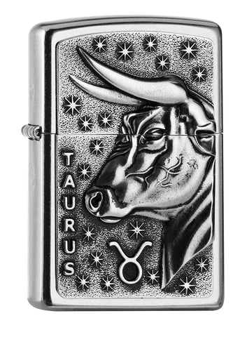 Ein schönes Zippo Sternzeichen Stier in Form eines Emblems auf einem Street Chrome Zippo Benzinfeuerzeug.