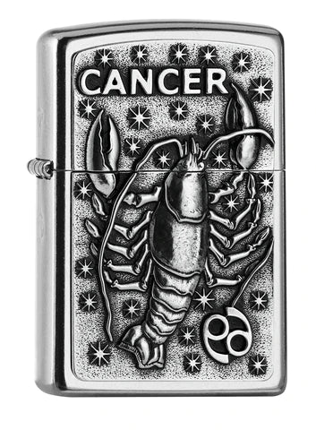 Ein schönes Zippo Sternzeichen Krebs in Form eines Emblems auf einem Street Chrome Zippo Benzinfeuerzeug.