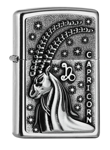 Ein schönes Zippo Sternzeichen Steinbock in Form eines Emblems auf einem Street Chrome Zippo Benzinfeuerzeug.