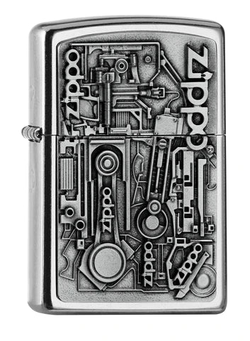 Viele Motorenteile als Emblem auf einem Zippo Benzinfeuerzeug.