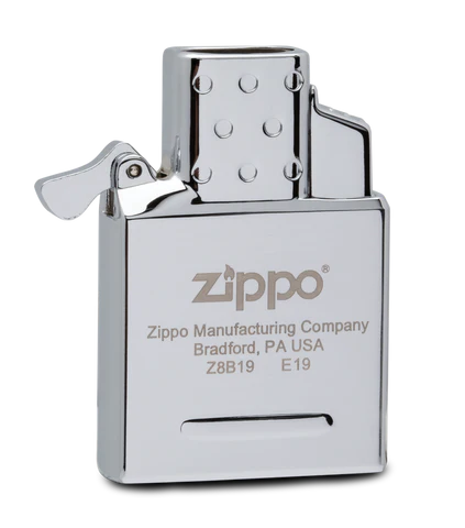 Zippo Gas Einsatz Double Flame verfügt über eine doppelte Flame. Dieser Einsatz passt in alle Benzinfeuerzeug Cases, ausgenommen die Modelle Slim, 1935 und 1941.