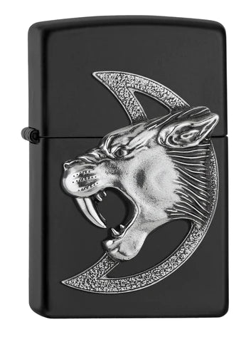 Ein Tiger Zippo aus der Vergangenheit. Der Säbelzahntiger gilt zu den Raubtieren, da er ausgestorben ist, lassen wir ihn auf diesem Zippo Black Matte Benzinfeuerzeug wieder auferstehen.