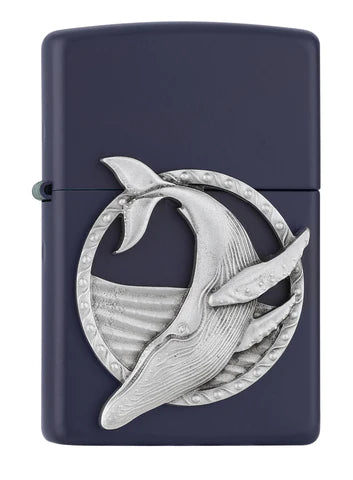 Ein Blauwal als Emblem auf einem Navy Blue Matte Zippo Benzinfeuerzeug. Eine wunderbare Kombination.