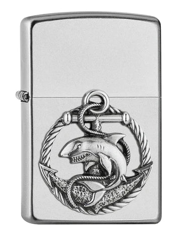 Ein schönes Haifisch Zippo Benzinfeuerzeug. Basis ist das Satin Chrome der Haifisch sitzt auf einem Anker und ist als Emblem ausgebildet.