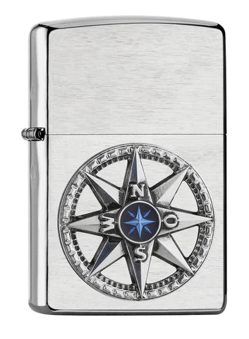 Ein wunderbares Brushed Chrome Zippo Benzinfeuerzeug mit einem tollen Kompass Emblem. Im Zentrum wurde der Kompass noch blau veredelt.