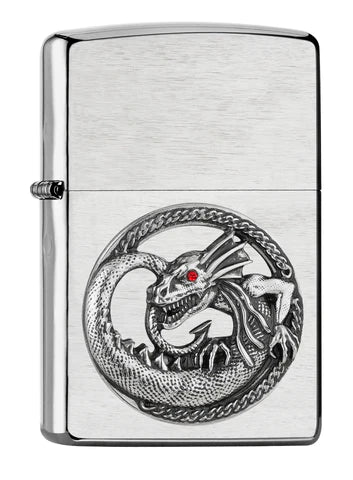 Ein bissiger kleiner Drachen mit einem rot leuchtendem Auge auf einem Chrome Brushed Zippo Benzinfeuerzeug.