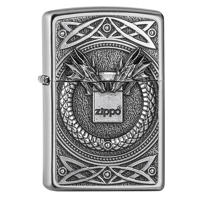 Zwei Drachen kreisen das Zippo Logo ein. Ein sehr schönes Satin Chrome Zippo Benzinfeuerzeug mit vielen kleinen Details.