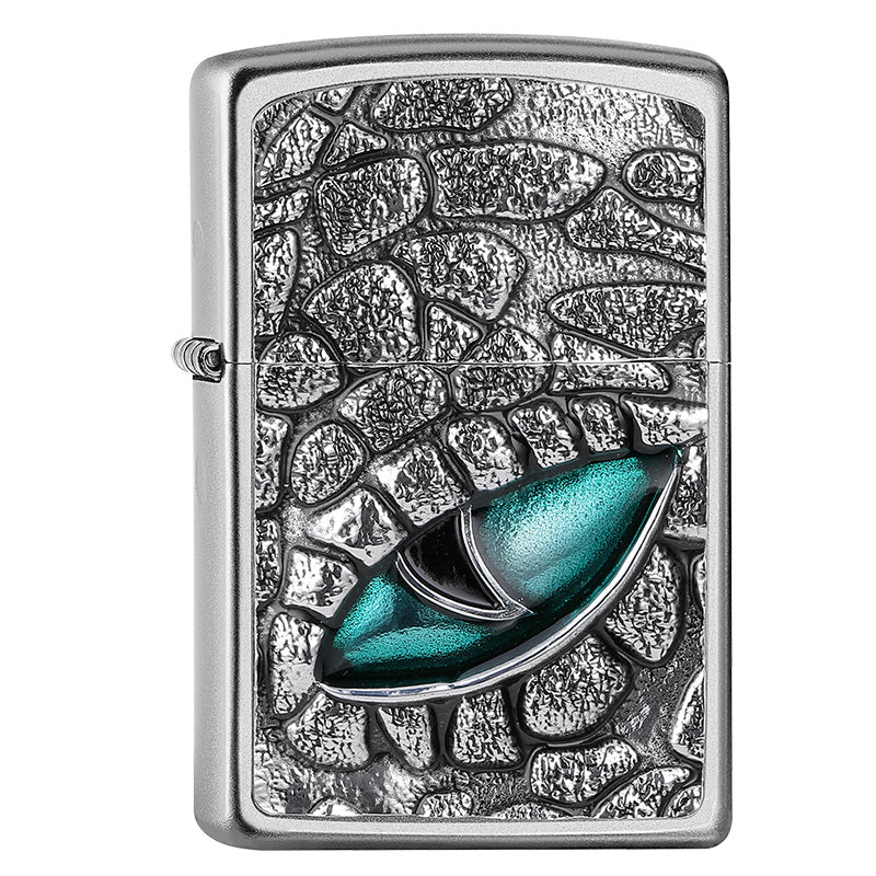 Ein schönes Chrome Satin Zippo Benzinfeuerzeug mit dem Auge des Krokodils als ausgebildetes Emblem im Zentrum. Genial produziert.