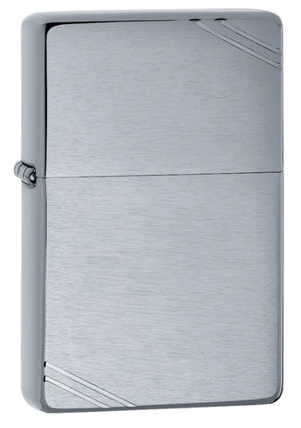 Welch ein schönes Zippo Vintage Chrome Brushed Benzinfeuerzeug. Schlich und einfach mit den berühmten Vintage Ecken. Einfach genial.