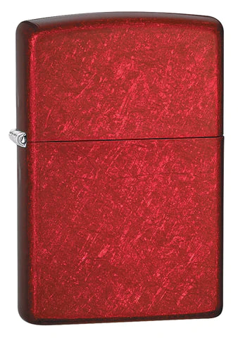 Bei diesem genialen Zippo Benzinfeuerzeug wurde das Iced-Verfahren angewendet. Das Resultat ist ein bemerkenswertes Candy Apple Red.