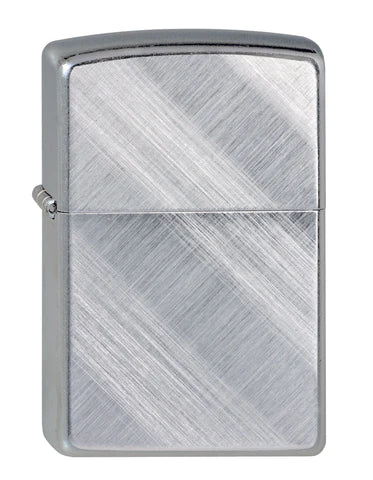 Bei diesem tollen Zippo Benzinfeuerzeug wurde die klassisch gebürstete Form angepasst. Diagonal versetzt entsteht ein äusserst attraktives Muster und damit verbunden ein neuer schöner Look.