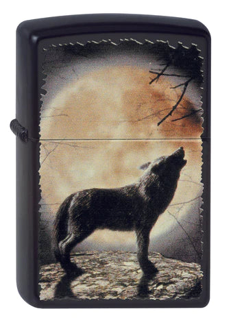 Auf diesem wunderbaren Black Matte Zippo Benzinfeuerzeug wird ein Wolf gezeigt, der den Mond anheult. Ein schönes Color Image.