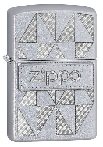 Ein spezielles mit geometrischen Formen verziertes Zippo Rotary Benzinfeuerzeug. Das in Satin Chrome gehaltene Zippo bietet eine schöne Vorlage für die Formen und das in der Mitte &quot;genietete&quot; Zippo Logo.