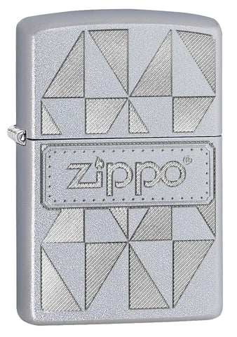 Ein spezielles mit geometrischen Formen verziertes Zippo Rotary Benzinfeuerzeug. Das in Satin Chrome gehaltene Zippo bietet eine schöne Vorlage für die Formen und das in der Mitte "genietete" Zippo Logo.