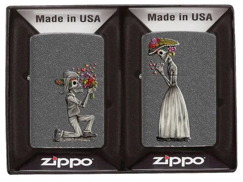 Dieses Zippo Benzinfeuerzeug zeigt als zweier Set die Liebe bis in den Tod. Zwei schöne Iron Stone Ausführungen mit einem doch speziellen Color Image. Wahre Liebe kann auch der Tod nicht aufhalten.