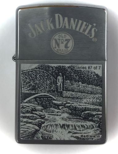 Ein wunderbares und nicht mehr erhältliches Jack Daniel's Lynchburg 7 Zippo Benzinfeuerzeug. Eine tolle Serie mit Ausschnitten aus dem Jack Daniel's Leben.