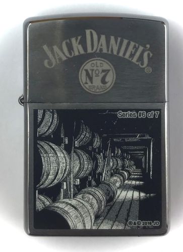 Ein wunderbares und nicht mehr erhältliches Jack Daniel's Lynchburg 6 Zippo Benzinfeuerzeug. Eine tolle Serie mit Ausschnitten aus dem Jack Daniel's Leben.