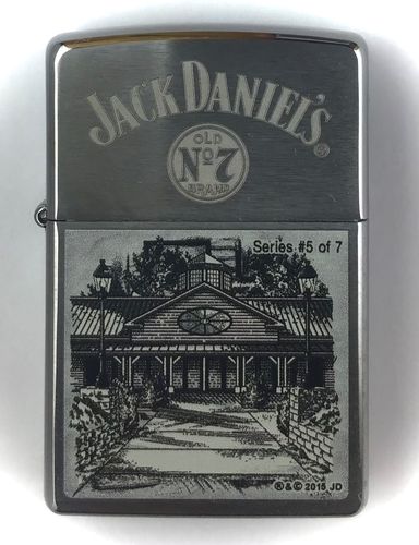 Ein wunderbares und nicht mehr erhältliches Jack Daniel&#39;s Lynchburg 5 Zippo Benzinfeuerzeug. Eine tolle Serie mit Ausschnitten aus dem Jack Daniel&#39;s Leben.