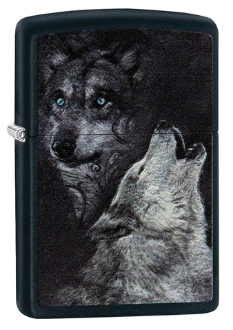 Zwei wunderbare Wölfe auf einem Black Matte Zippo Benzinfeuerzeug. Der eine Wolf beobachtet die Umgebung, der Andere heult vermutlich den Mond an.