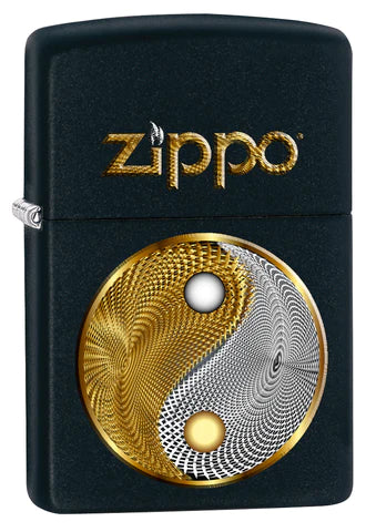 Das Zippo Yin Yang stellt das Gleichgewicht wieder her. Eine schöne Darstellung in silbernen und goldenen Farben auf einem Zippo Color Image Benzinfeuerzeug.