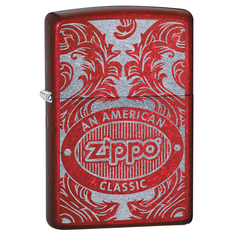 An American Zippo Classic, ein wunderbares, in Ornamente eingefasstes, Zippo Benzinfeuerzeug. Die Gravierarbeit auf dem Candy Apple Red eignet sich hervorragend für den Kontrast zu Rot.